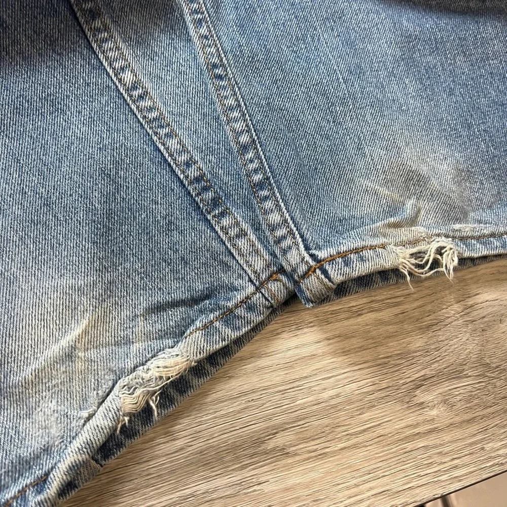 Levis 505 Regular Fit Jeans Mens 38x32 Blue Straight Leg Denim Distressed 052177